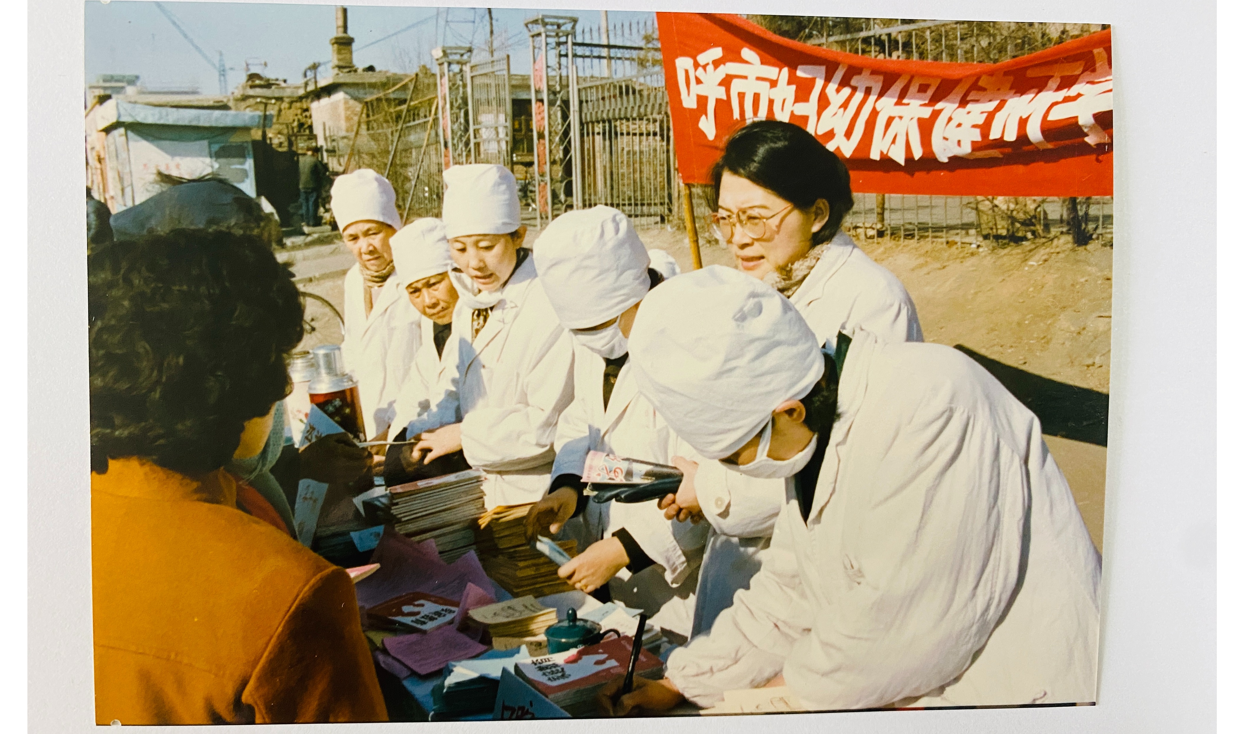1990年举办妇幼健康知识义诊宣传活动